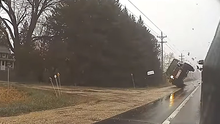 Αυτά παθαίνεις όταν δεν κοιτάς τον δρόμο!